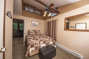 3 bedrooms, iron/ironing board, travel cot, free WiFi - Discover serenity in our 3-bedroom cabin, 20 minutes from stunning Luray Caverns (Luray)