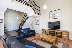 Flat-screen TV, DVD player, books - Great value 2 bedroom apartment in the heart of South Fremantle (Fremantle)