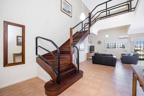 تلفزيون بشاشة مسطحة، مشغل دي في دي، كُتُب