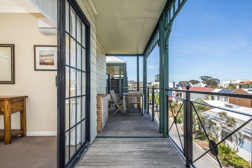 Ocean Sunsets Apartment. Big 2 bedroom apartment in South Fremantle with parking
