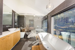 Combined shower/bathtub, hair dryer, towels, soap - Nine Steps - private estate on 29 acres with stunning views of Mount Buffalo (Porepunkah)