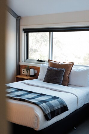 Second queen size room with deck and direct access to main bathroom - Nine Steps - private estate on 29 acres with stunning views of Mount Buffalo (Porepunkah)