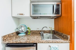 Refrigerador, microondas, cafetera y tetera y utensilios de cocina