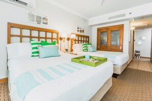 Cortinas blackout, tabla de planchar con plancha, cuna de viaje y wifi