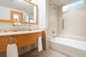 Badewanne, Haartrockner, Shampoo, Toilettenpapier