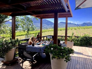 تناول الطعام بالخارج