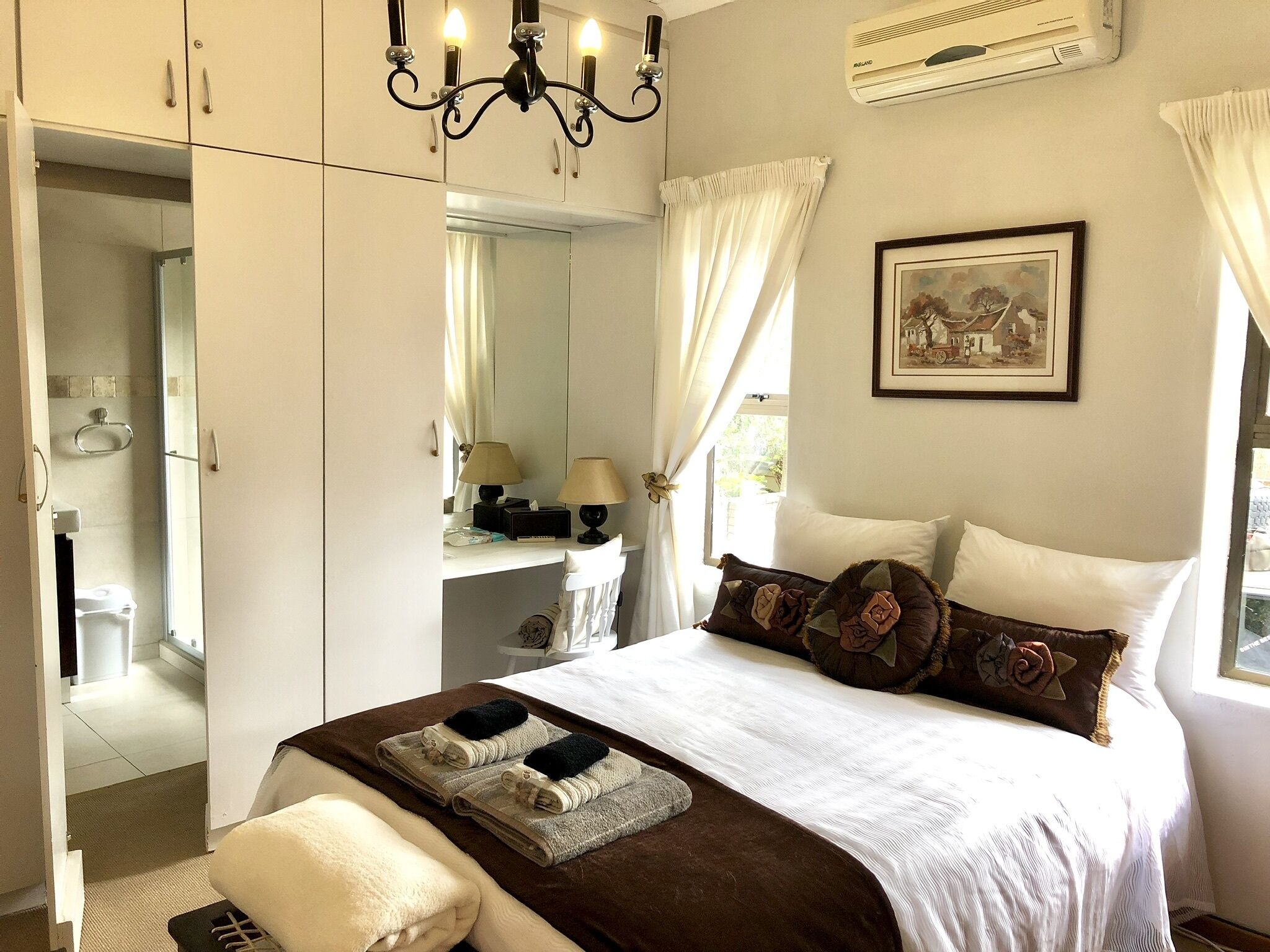 3 bedrooms, iron/ironing board, WiFi, bed sheets