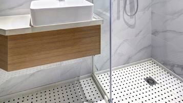 Suihku, sadesuihkupää, ilmaiset hygieniatuotteet, hiustenkuivaaja