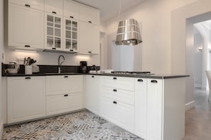 Køleskab, mikrobølgeovn, ovn, kogeplade