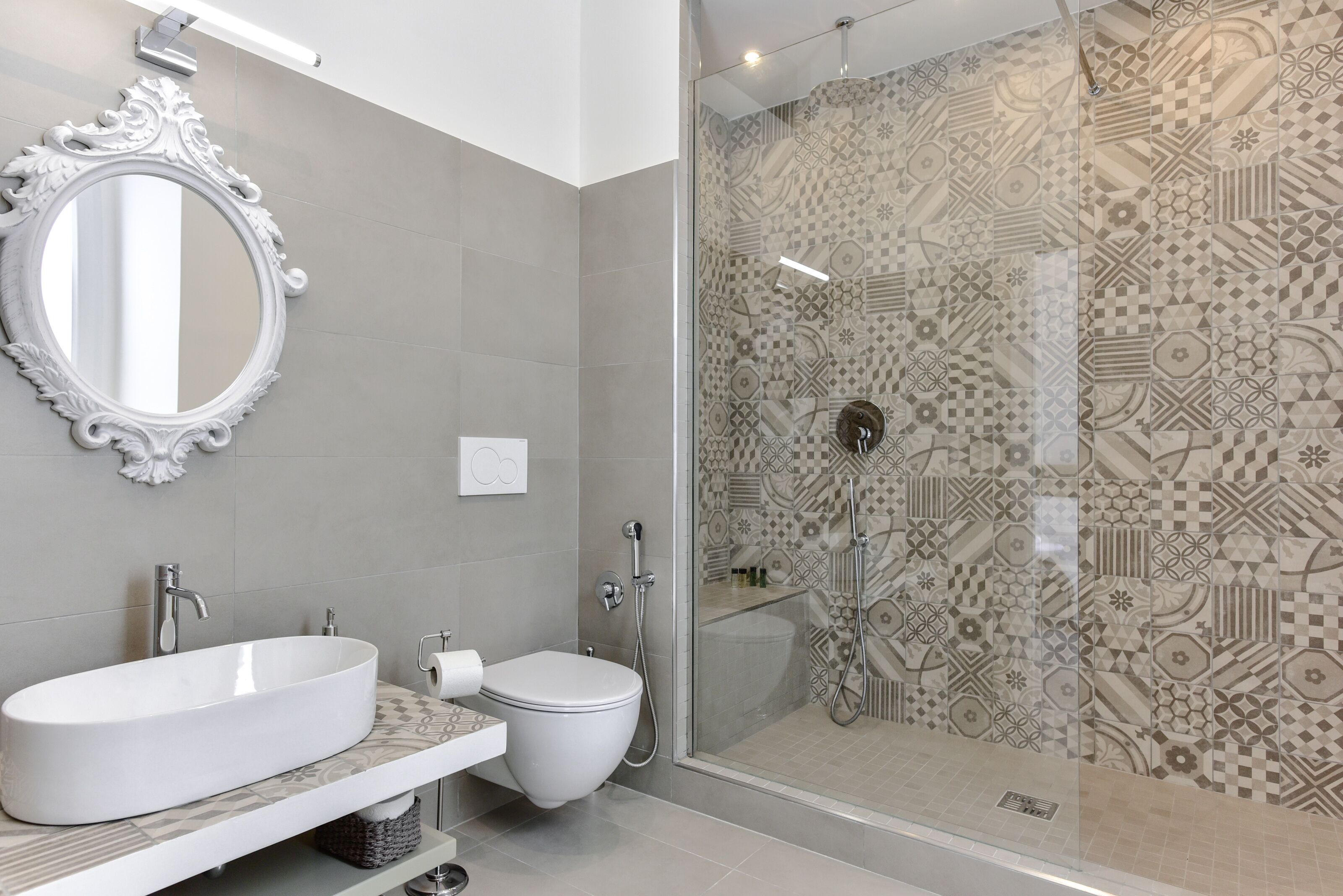 Combined shower/bathtub, hair dryer, bidet, towels