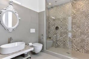 Tina con regadera, secadora de cabello, bidet, toallas 