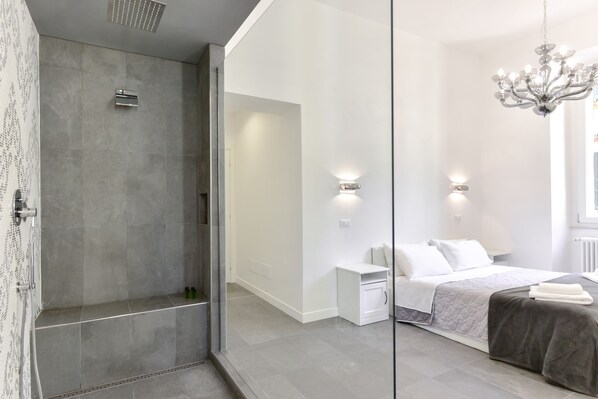 3 bedrooms, in-room safe, iron/ironing board, WiFi