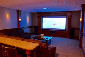 Smart-tv, pejs, dvd-afspiller, bordtennisbord