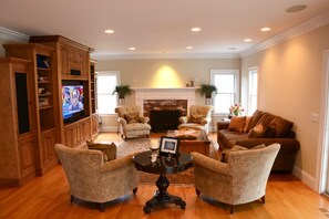 Een smart-tv, een open haard, een dvd-speler en een tafeltennistafel