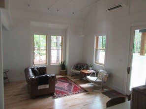 Een smart-tv, een dvd-speler en een filmbibliotheek