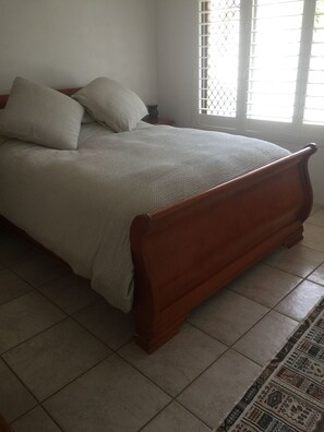 3 bedrooms, iron/ironing board, WiFi, bed sheets