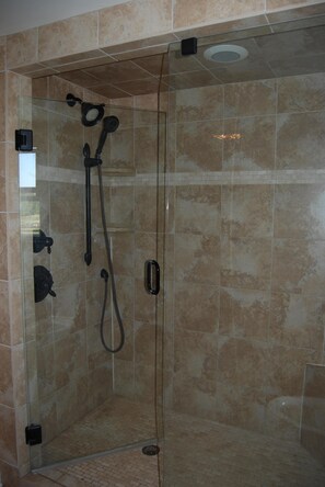 Een douche, een haardroger, handdoeken