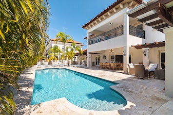 Splendid Private Pool of the Villa in Aruba - Dive into refreshing poolside escape - Immerse yourself in the cool elegance of our pool - Experience ultimate relaxation in our poolside paradise