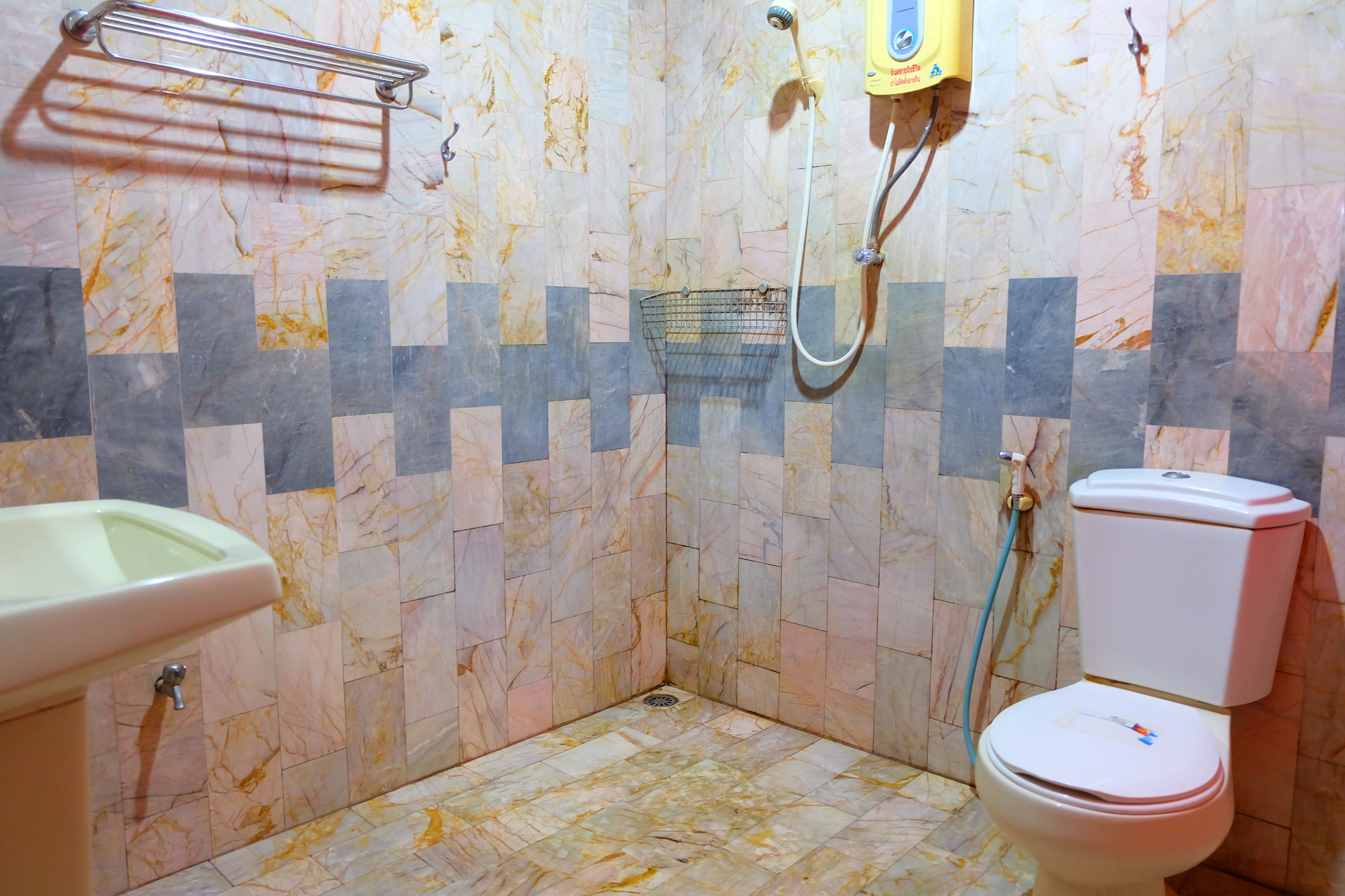 Een badkamer met toilet, wastafel en douche.