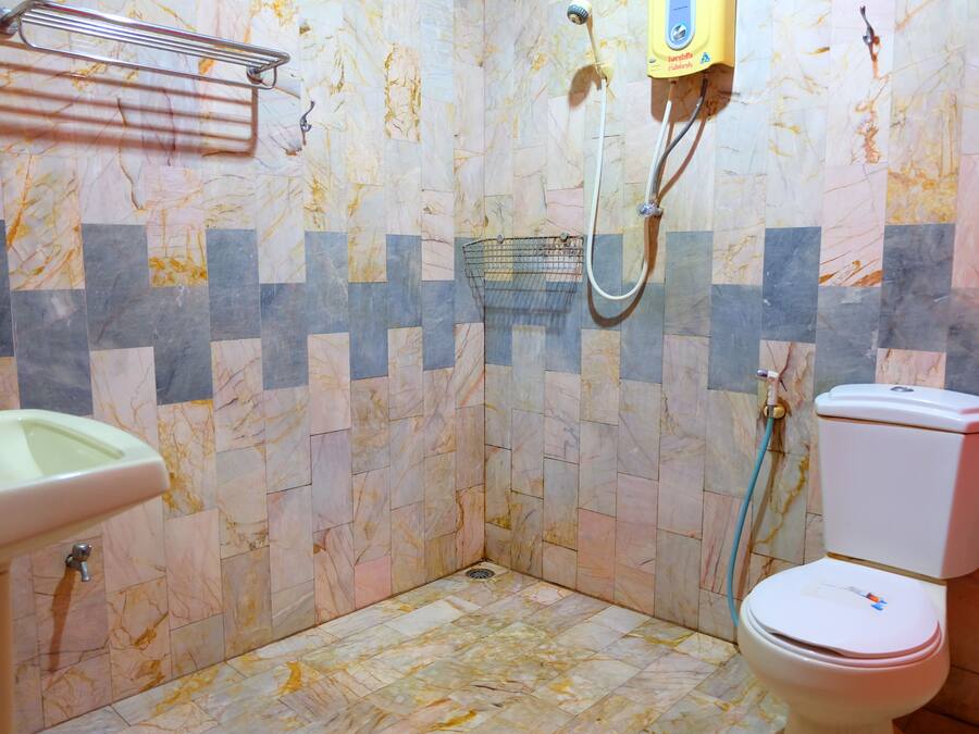 Een badkamer met toilet, wastafel en douche.