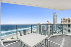 Outdoor dining - A stunning apartment, Apartment 24104 offers best in class luxury & features (Surfers Paradise)