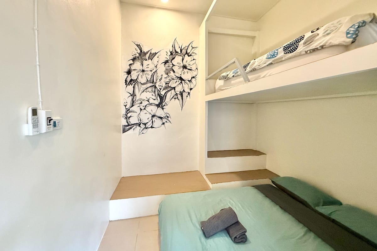 Room 1 - Private Triple Room (Shared Bathroom) | 防音設備、WiFi (無料)、ベッドシーツ