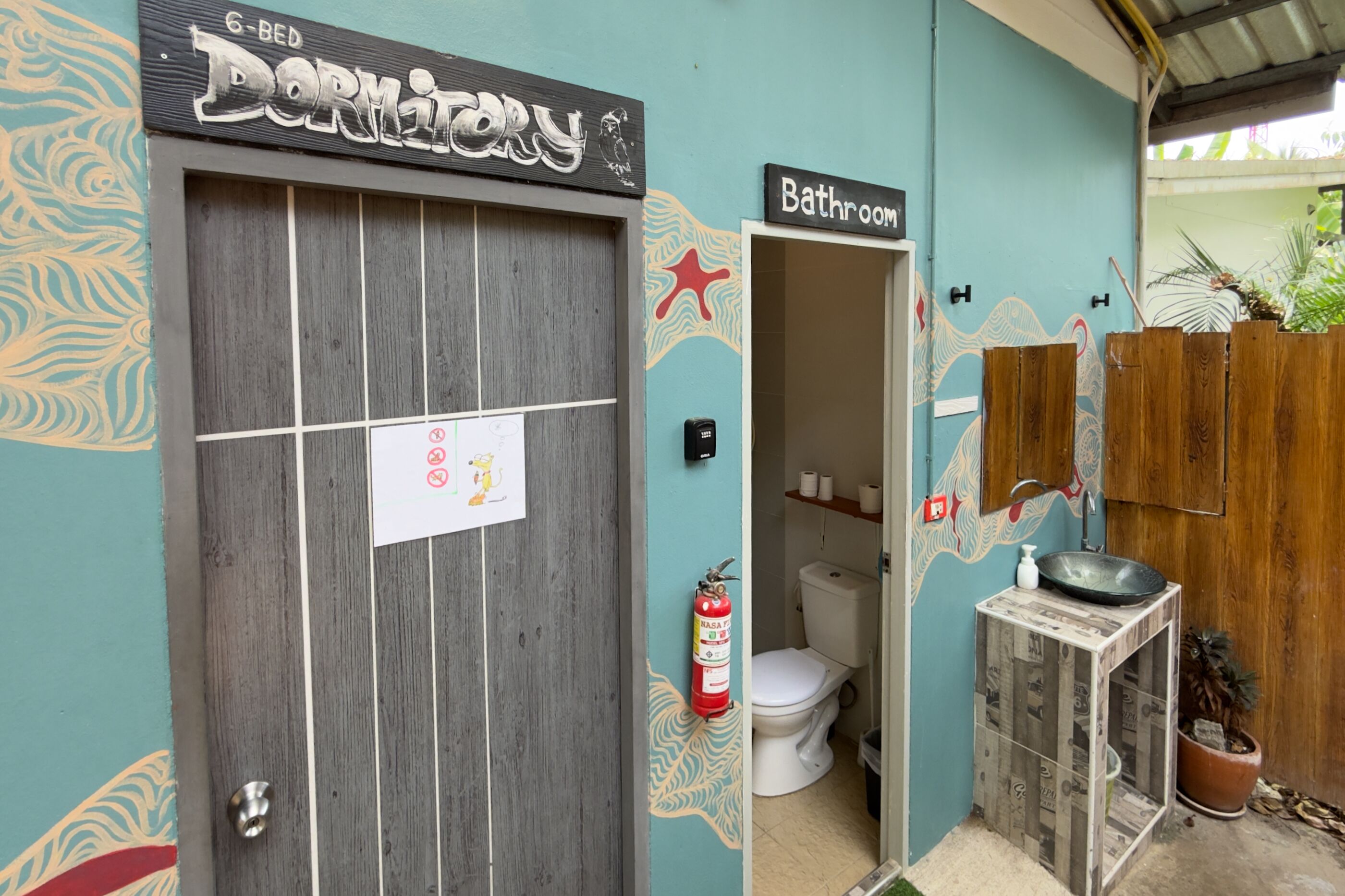 6-Bed Deluxe Female Dormitory (Ensuite) | ห้องน้ำ | ผ้าเช็ดตัว, กระดาษชำระ