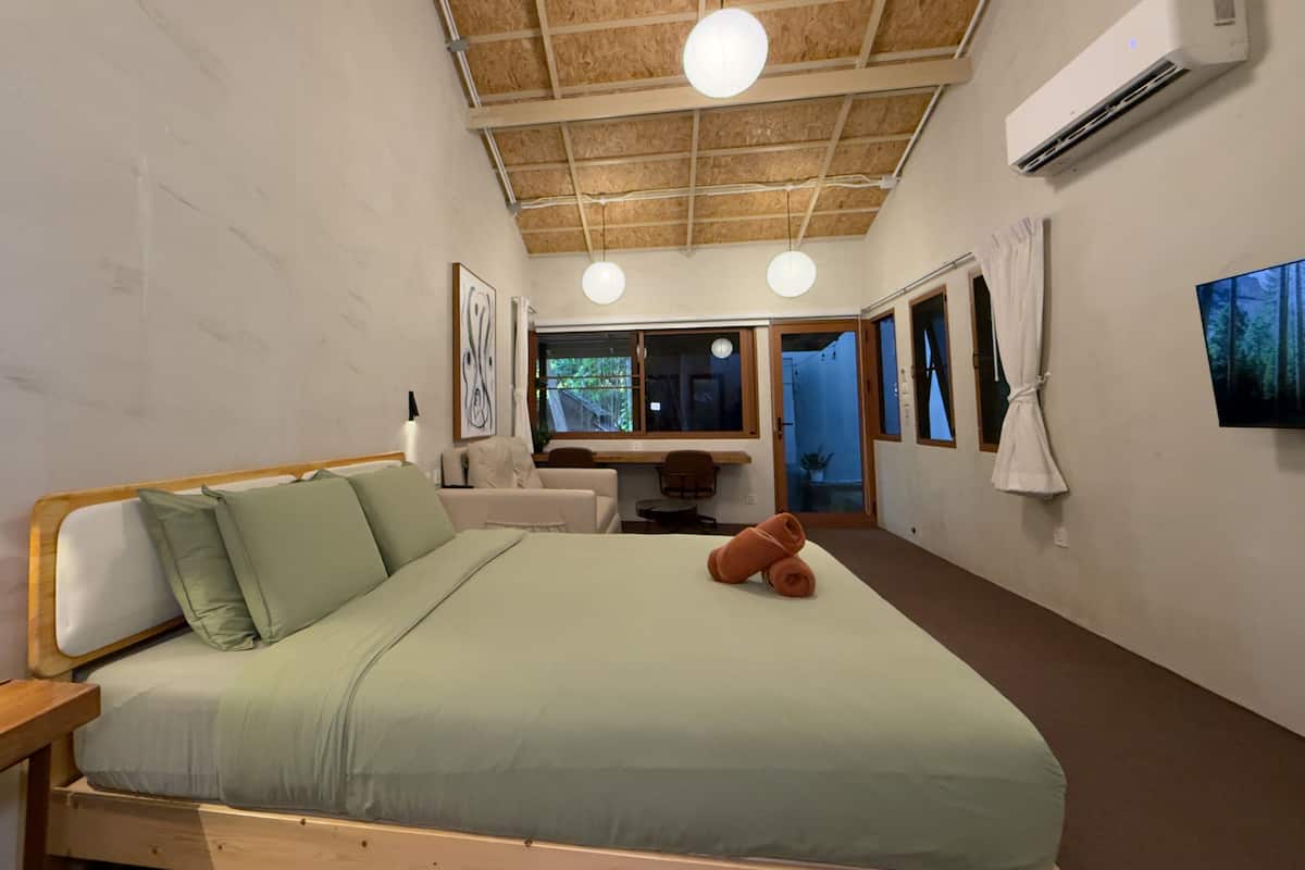 VIP Superior - Superior King Room with Sofa & Patio (Ensuite) | Lydisolering, gratis Wi-Fi, sengetøj