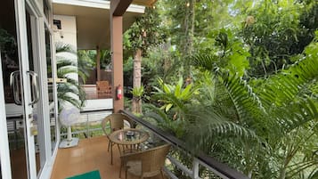 Deluxe Bungalow - Private Balcony (Ensuite) | Outdoor dining