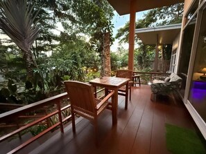 Bungalow superior, vista al jardín | Restaurante al aire libre