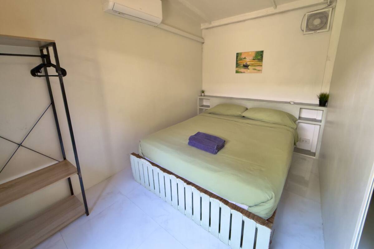 Villa 2 - Standard Queen Room with Sitting Area (Ensuite) | Lydisolering, gratis Wi-Fi, sengetøj