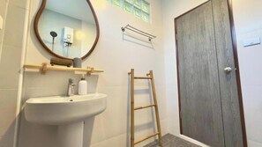 Bungalow superior, vista al jardín | Baño