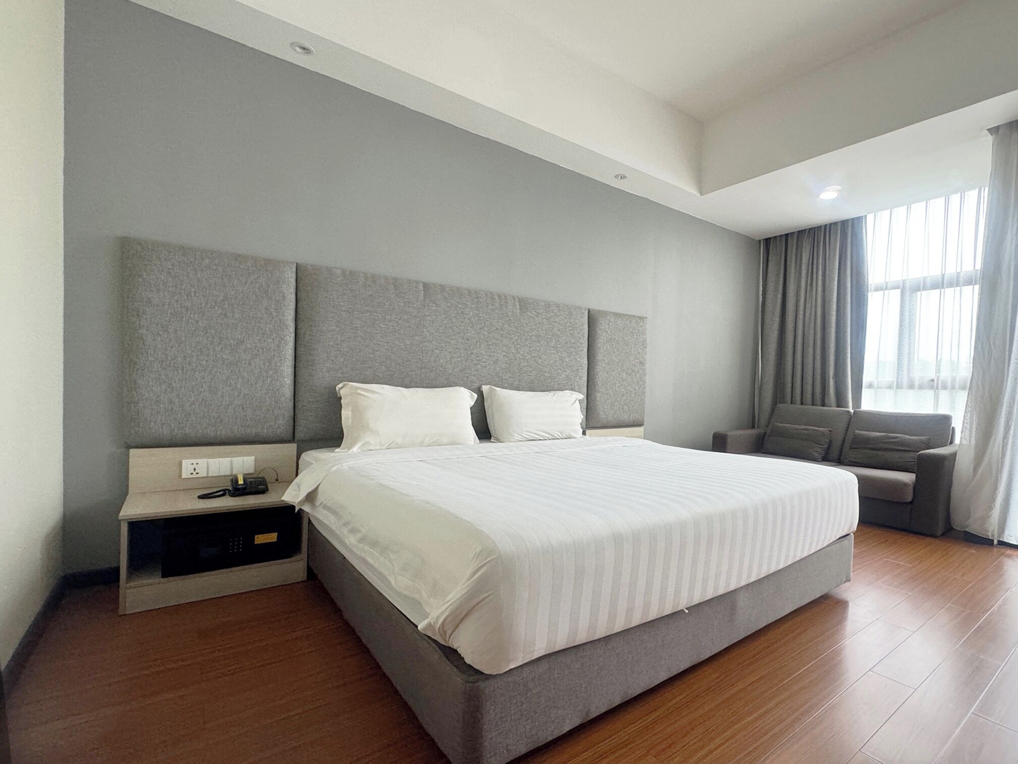 Camera Deluxe, 1 letto king | Una cassaforte in camera, una scrivania, ferro/asse da stiro