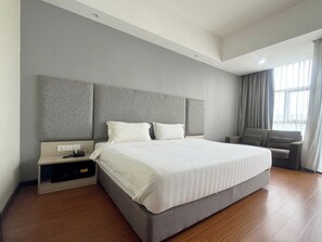 Deluxe kamer, 1 kingsize bed | Een kluis op de kamer, een bureau, een strijkplank/strijkijzer