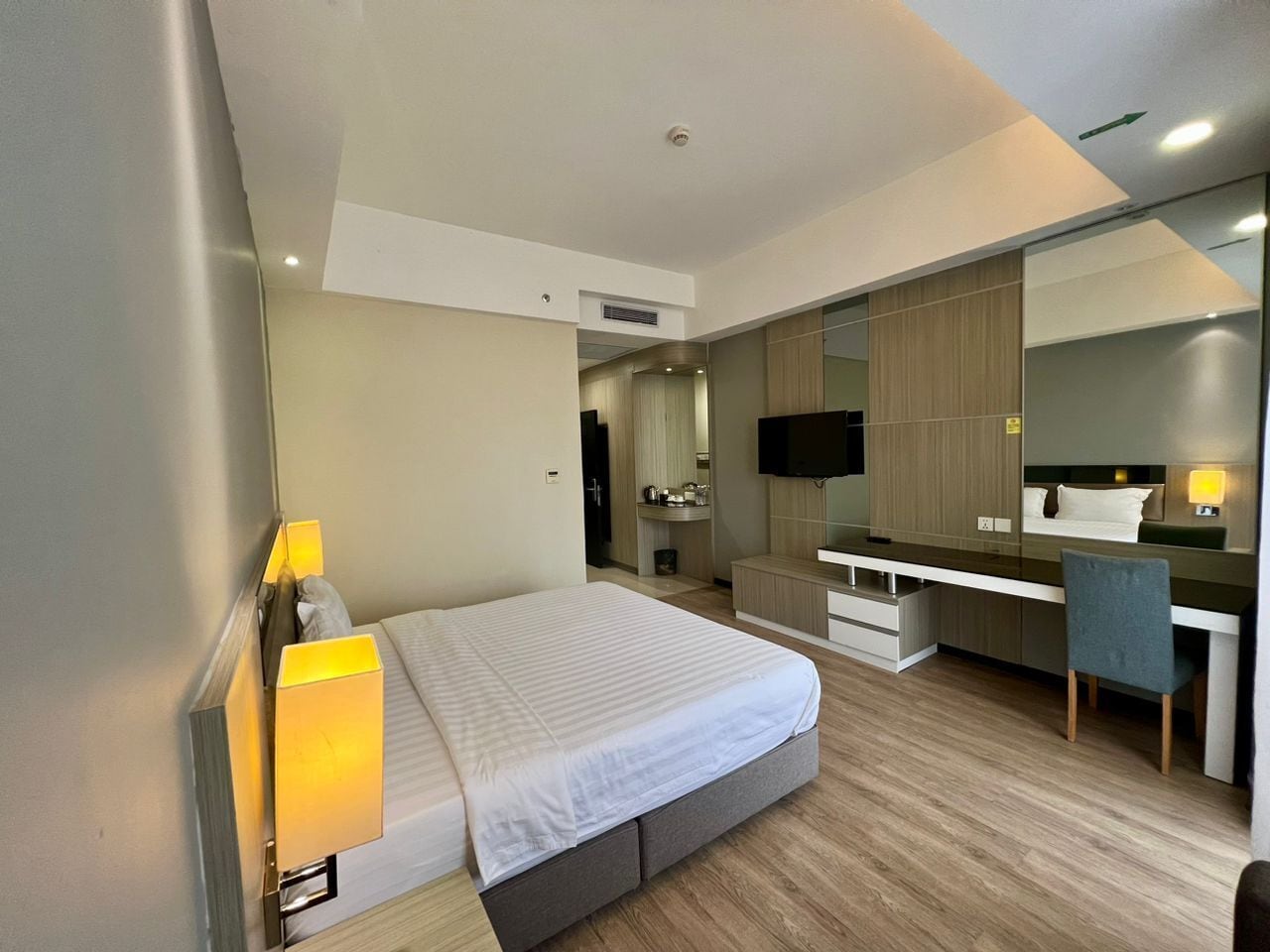 deluxe room, 1 king bed | in-room safe, desk, iron/ironing board, free wifi