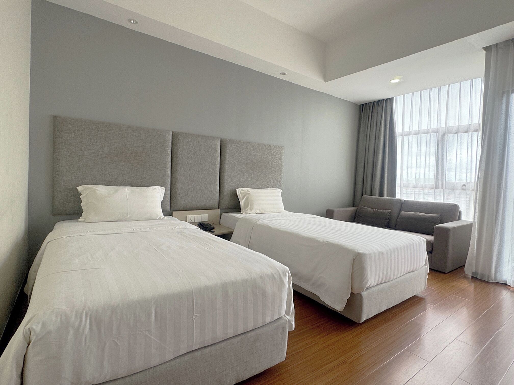 Camera Deluxe con 2 letti singoli | Una cassaforte in camera, una scrivania, ferro/asse da stiro