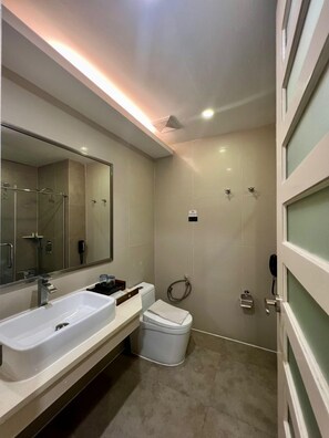 Doccia, set di cortesia gratuito, asciugacapelli, bidet