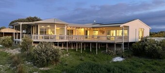 豪華な4ベッドルーム4バスルーム、ビーチの素晴らしい景色を望む巨大なデッキ無料WiFi