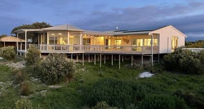 Ylellinen 4 makuuhuoneen 4 kylpyhuoneen valtava kansi, josta on upeat näkymät rannalle, ilmainen WiFi