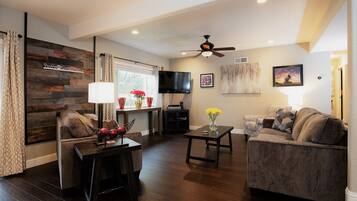 Flatskjerm-TV, DVD-spiller, bøker og smarthøyttalere