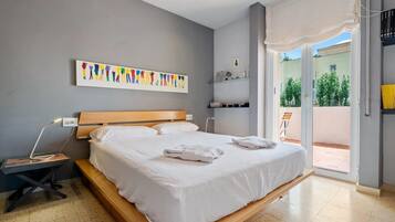 3 slaapkamers, een strijkplank/strijkijzer, internet, beddengoed