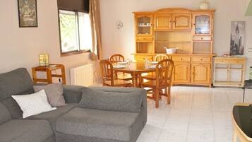 Een smart-tv, een open haard, een dvd-speler en een tafeltennistafel