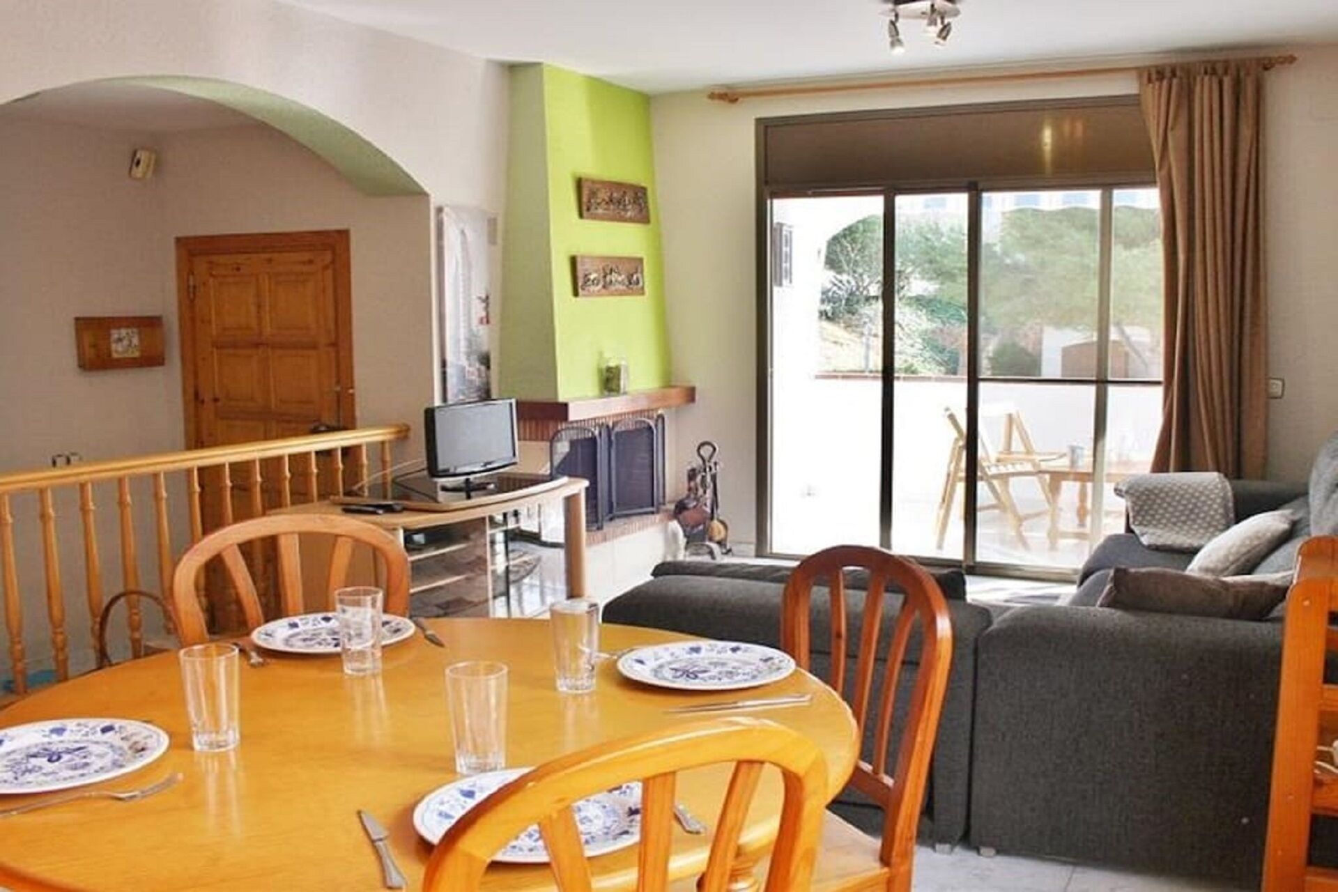 Smart TV, chimenea, reproductor de DVD, mesa de ping pong
