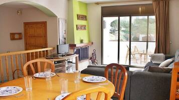 Smart TV, chimenea, reproductor de DVD, mesa de ping pong