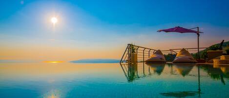 Una piscina al aire libre, una piscina climatizada