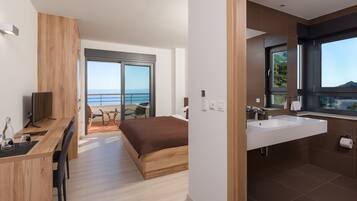 4 bedrooms, in-room safe, iron/ironing board, WiFi (free)