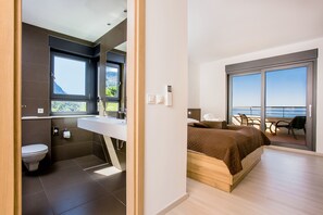 4 bedrooms, in-room safe, iron/ironing board, free WiFi