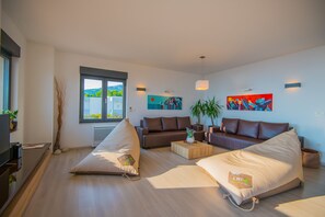 4 bedrooms, in-room safe, iron/ironing board, free WiFi