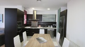 Kaffetrakter/tekoker, kjøleskap, mikrobølgeovn og ovn