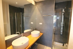 Shower, towels